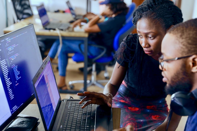 Developer explains to fellow developer in Visual Studio Code Learning Web Development