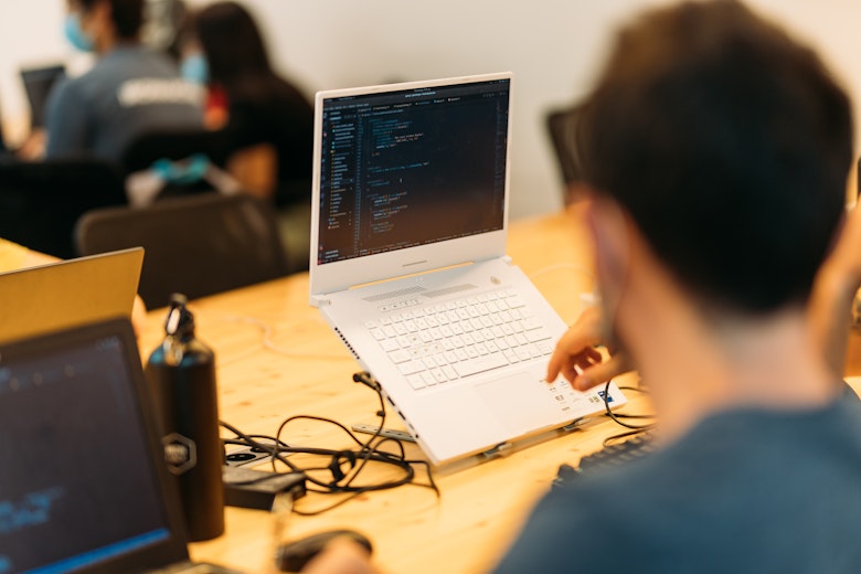Estudiantes de Ironhack trabajando con un ordenador en el campus