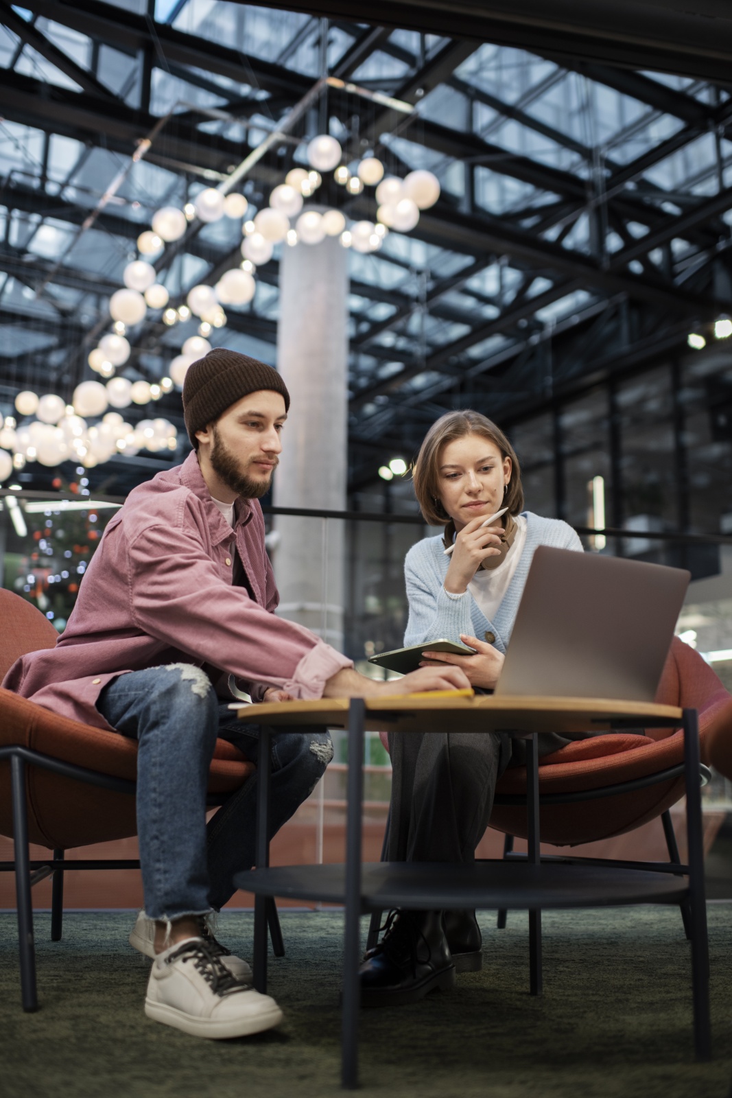 Emprendedor construyendo un proyecto digital