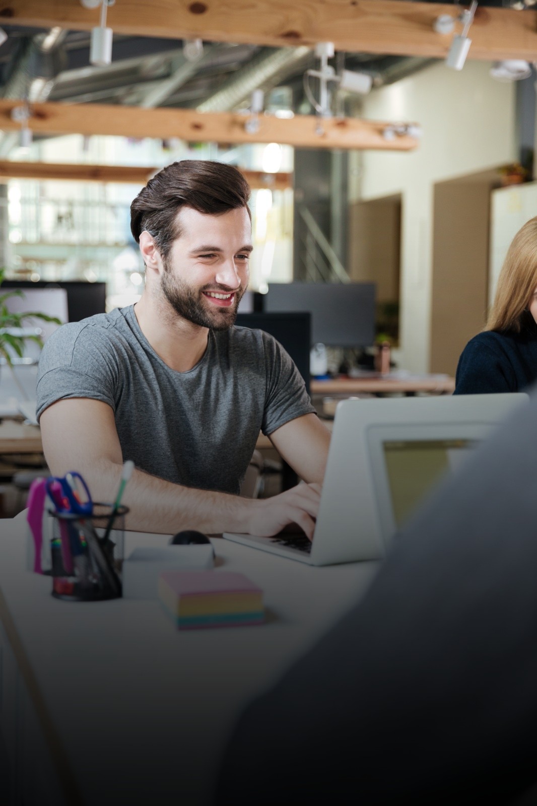 Alumna de Ironhack trabajando con un portátil