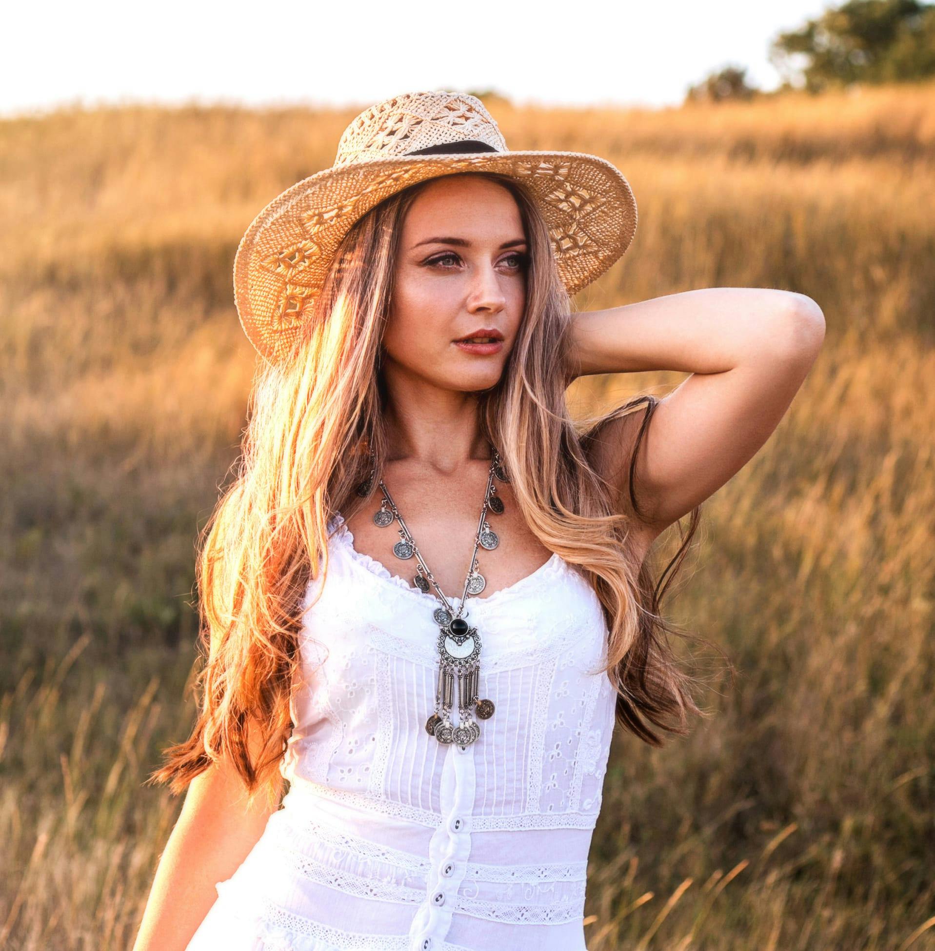 woman in sunhat in field