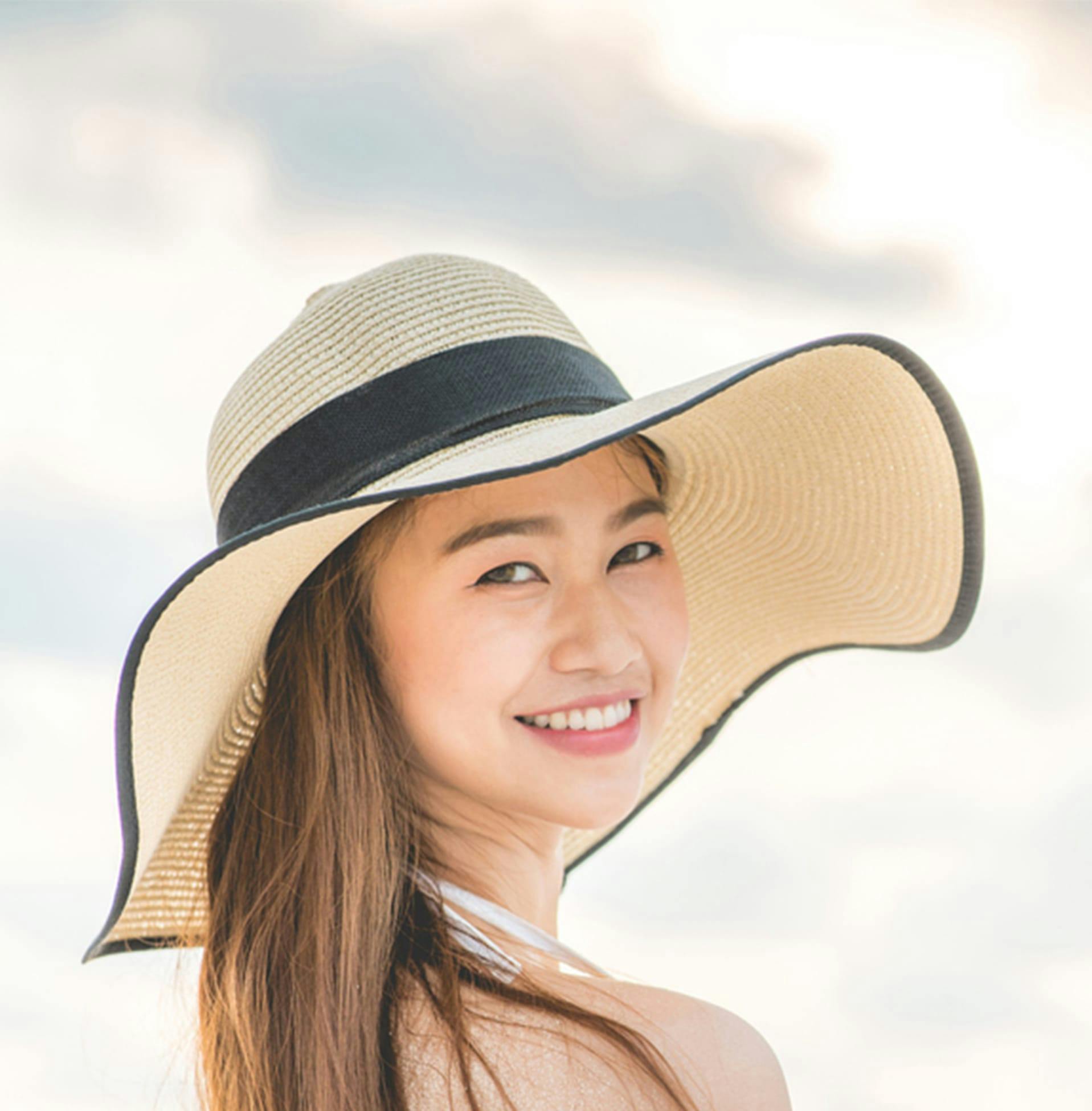 woman with big sunhat on