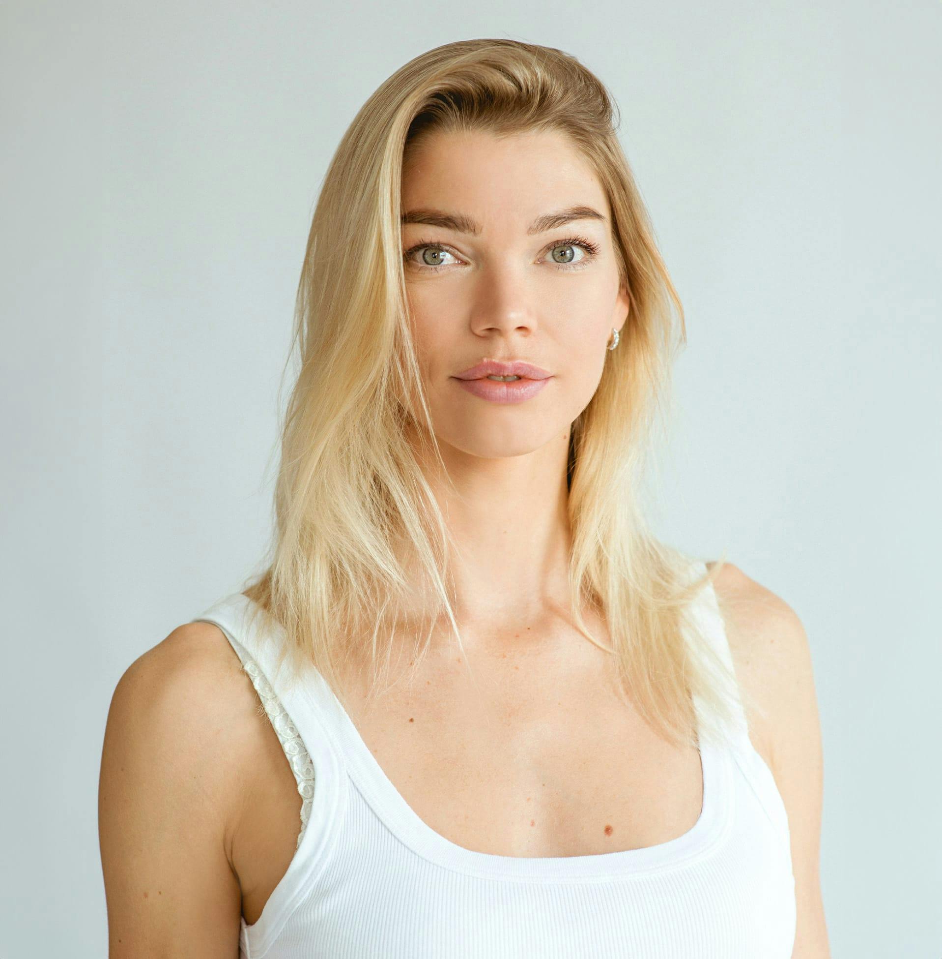 woman wearing white tank top