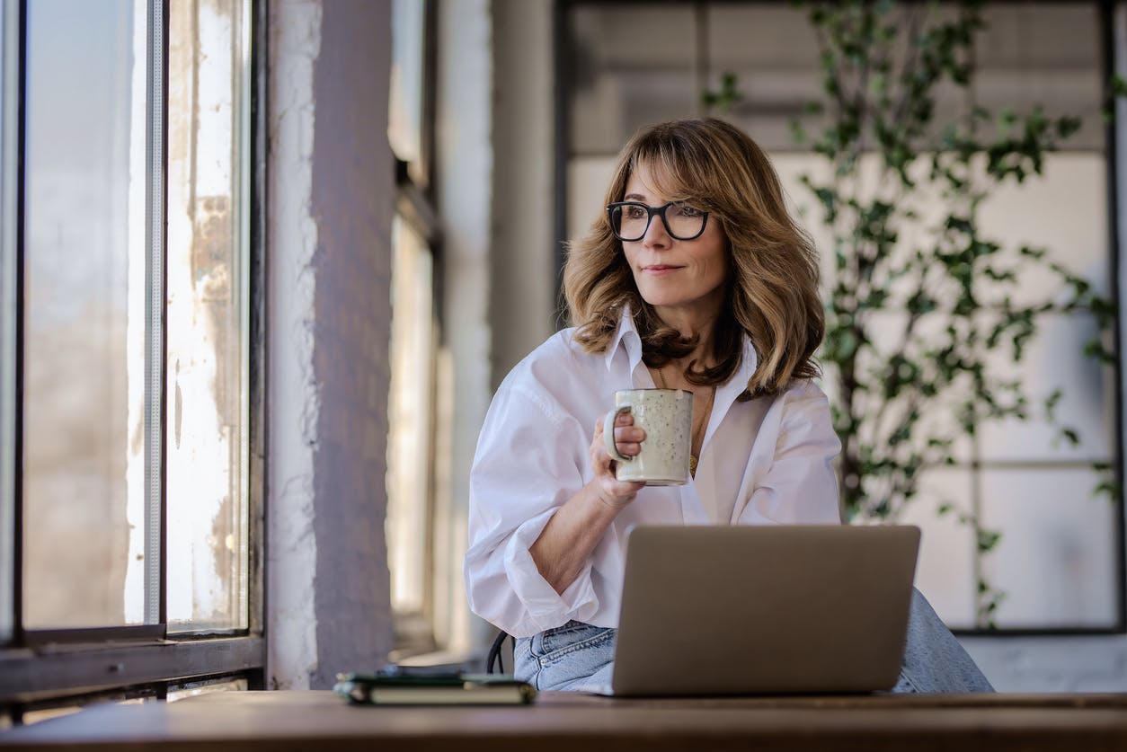 woman holding her coffee mug in an office