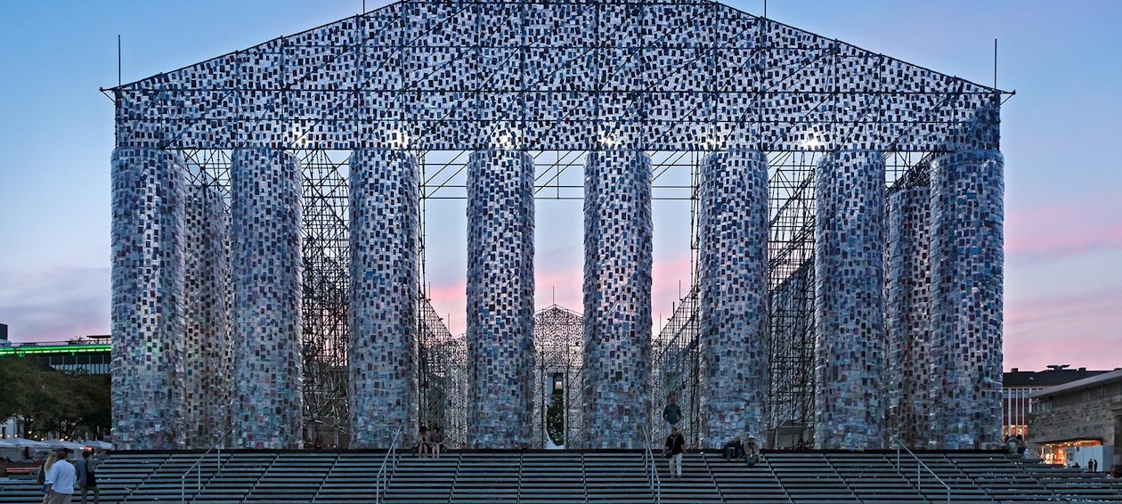 NUSSLI construye una enorme estructura de armazón como construcción base para «The Parthenon of Books». NUSSLI construye una enorme estructura de armazón como construcción base para «The Parthenon of Books».