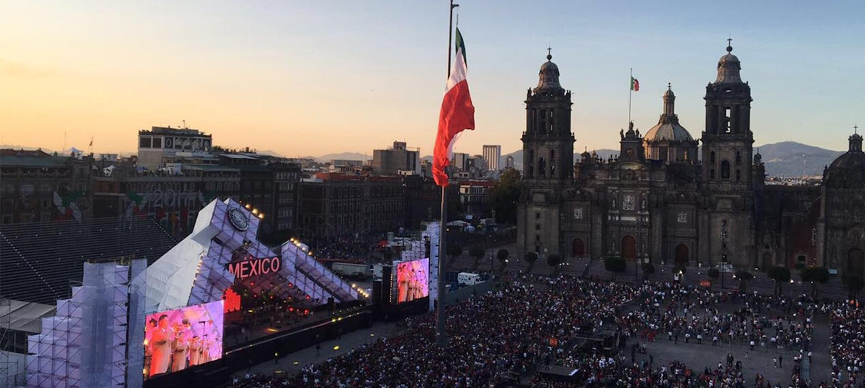 Imagen: NUSSLI levantó en la Plaza de la Constitución (Zócalo) una gran construcción de gradas, varias torres para sonido y técnica, así como subconstrucciones para pantallas LED. Imagen: NUSSLI levantó en la Plaza de la Constitución (Zócalo) una gran construcción de gradas, varias torres para sonid