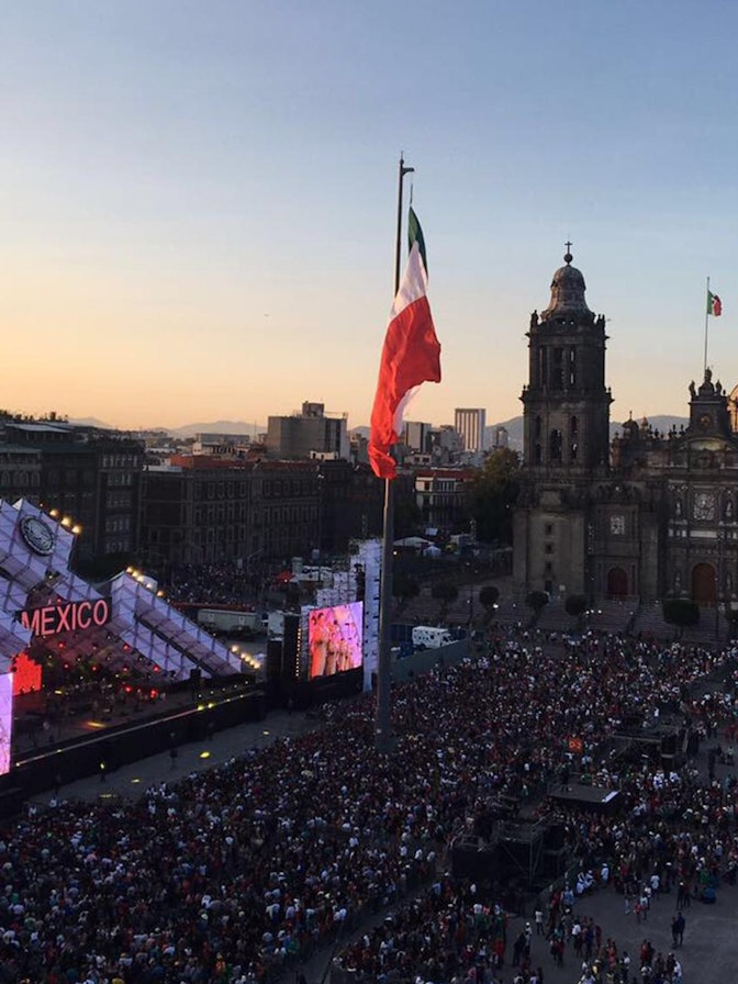 Bild: NÜSSLI stattete den Plaza de la Constitución (Zócalo) mit einer grossen Bühnenkonstruktion, diversen Türmen für Ton und Technik sowie Unterkonstruktionen für LED-Bildschirme aus. Bild: NÜSSLI stattete den Plaza de la Constitución (Zócalo) mit einer grossen Bühnenkonstruktion, diversen Türmen für To