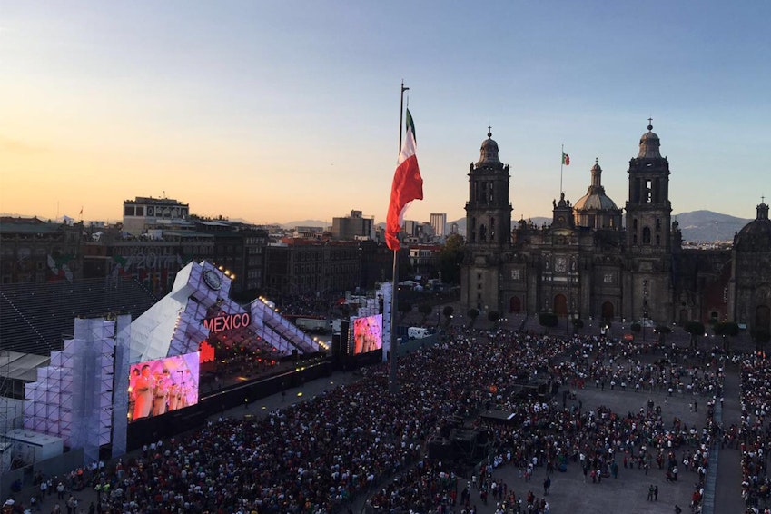 Bild: NÜSSLI stattete den Plaza de la Constitución (Zócalo) mit einer grossen Bühnenkonstruktion, diversen Türmen für To