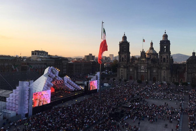Bild: NÜSSLI stattete den Plaza de la Constitución (Zócalo) mit einer grossen Bühnenkonstruktion, diversen Türmen für To