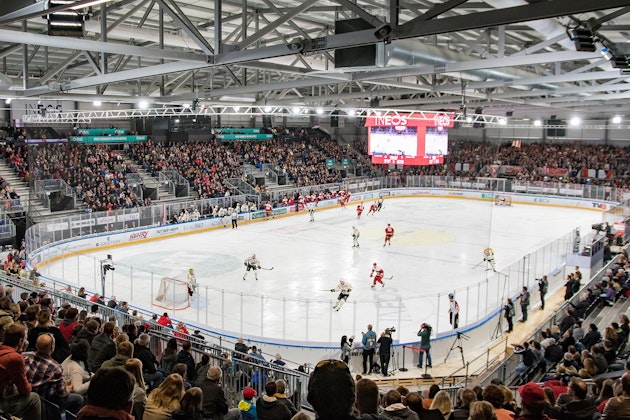 Arène de hockey sur glace temporaire NUSSLI à Lausanne, comble lors d'un match