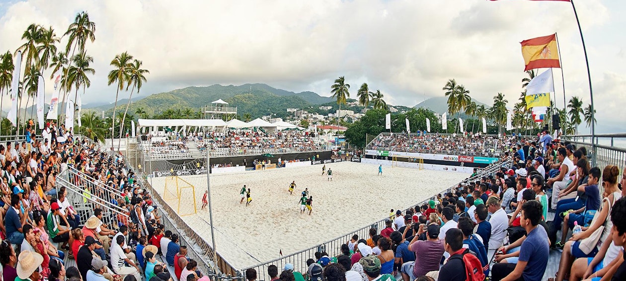 Bild: Für den diesjährigen Visit Puerto Vallarta Cup im Rahmen der BSWW errichtete NÜSSLI eine gesamte Beach Soccer Arena für 2000 Zuschauer. Bild: Für den diesjährigen Visit Puerto Vallarta Cup im Rahmen der BSWW errichtete NÜSSLI eine gesamte Beach Soccer Aren