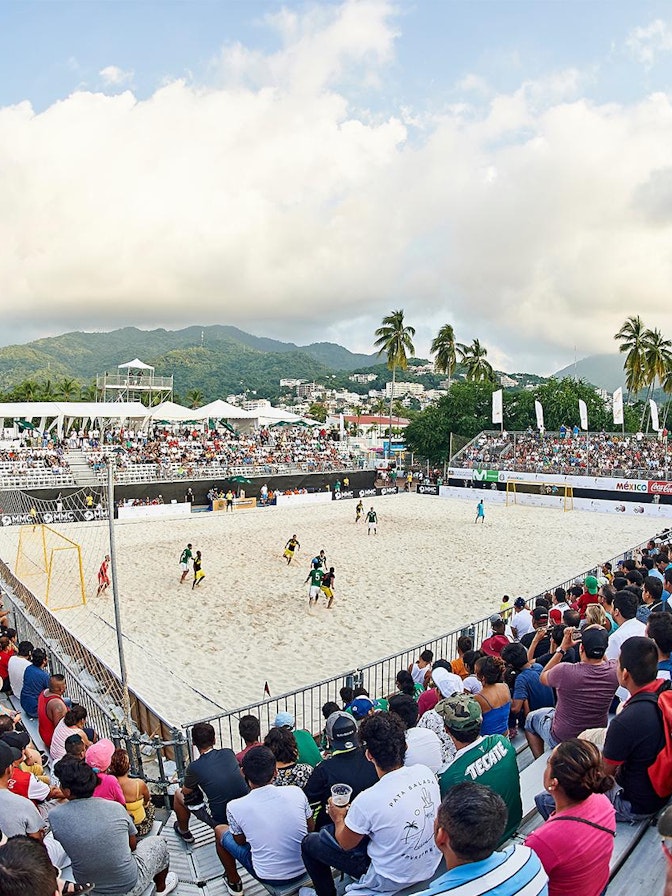 Bild: Für den diesjährigen Visit Puerto Vallarta Cup im Rahmen der BSWW errichtete NÜSSLI eine gesamte Beach Soccer Arena für 2000 Zuschauer. Bild: Für den diesjährigen Visit Puerto Vallarta Cup im Rahmen der BSWW errichtete NÜSSLI eine gesamte Beach Soccer Aren