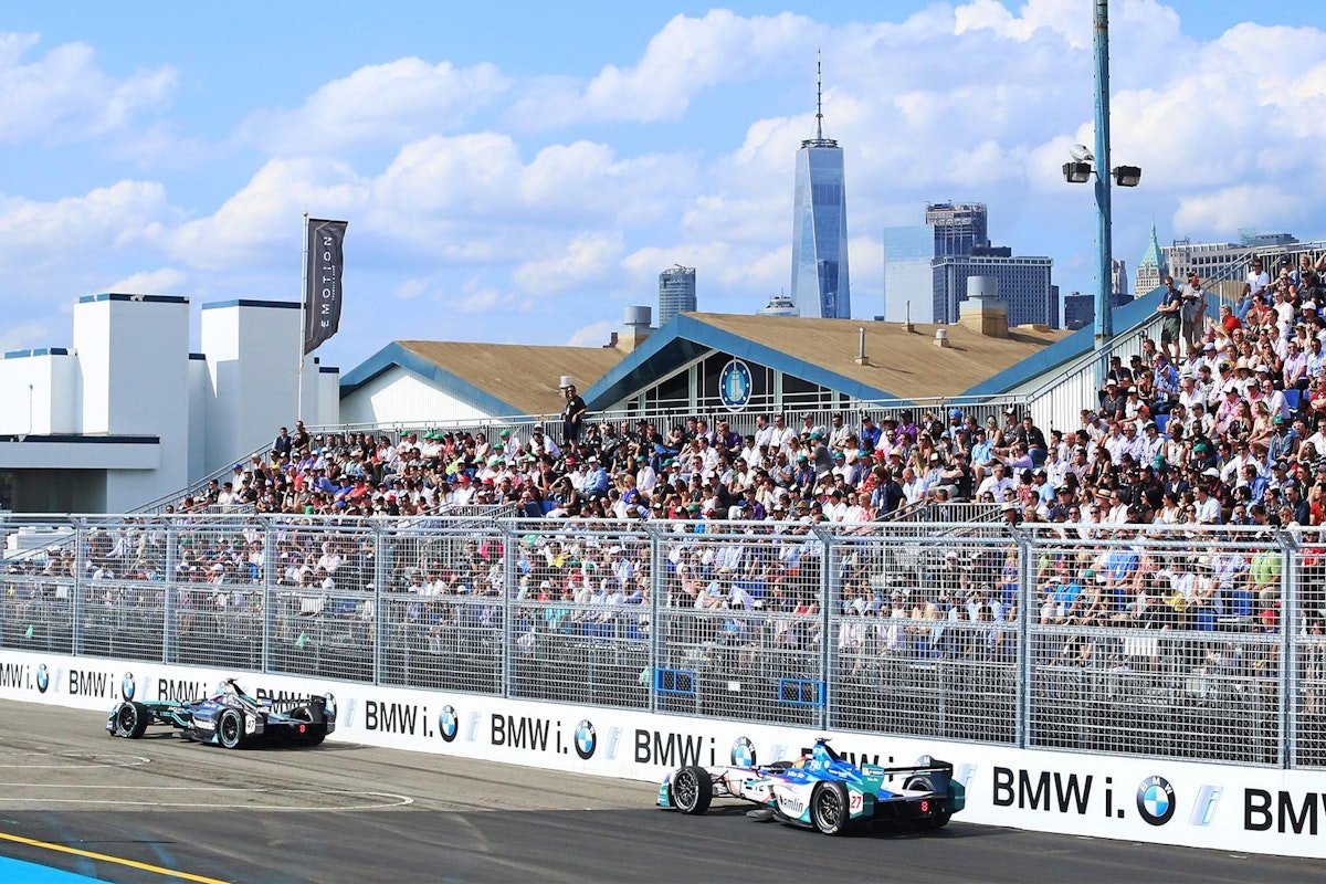 Bild: NÜSSLI realisierte für die Rennsportfans eine temporäre Tribünenanlage und errichtete entlang der Rennstrecke Kame