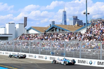 Bild: NÜSSLI realisierte für die Rennsportfans eine temporäre Tribünenanlage und errichtete entlang der Rennstrecke Kame