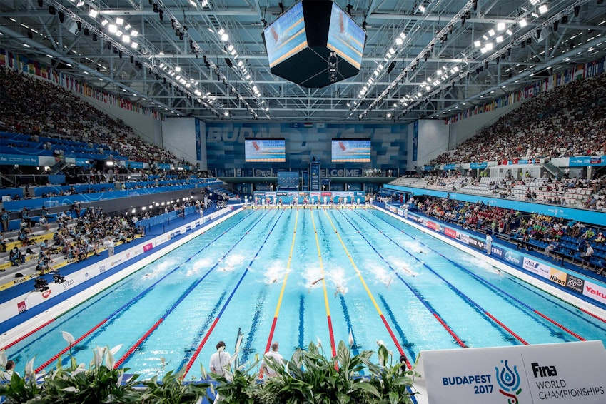 Bild: Für die 17. FINA Schwimm- WM in Budapest erweitert NÜSSLI die Danube Arena mit zusätzlichen 9000 Zuschauerplätzen.
