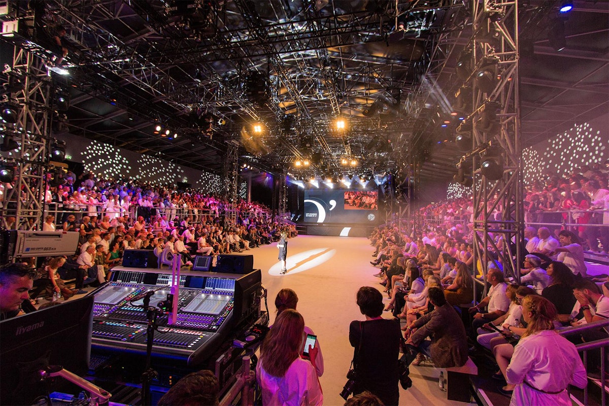 Imagen: Con motivo del 50º aniversario, NUSSLI equipó el Marc O’Polo Village de Stephanskirchen con un escenario de moda