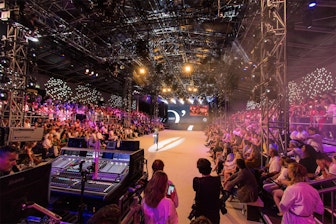 Imagen: Con motivo del 50º aniversario, NUSSLI equipó el Marc O’Polo Village de Stephanskirchen con un escenario de moda