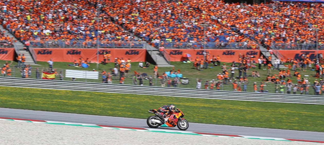 Bild: Für den MotoGP von Österreich in Spielberg realisierte NÜSSLI die Center-Tribüne mit über 8200 Plätzen sowie vier weitere Tribünenanlagen entlang der Rennstrecke. Bild: Für den MotoGP von Österreich in Spielberg realisierte NÜSSLI die Center-Tribüne mit über 8200 Plätzen sowie vier