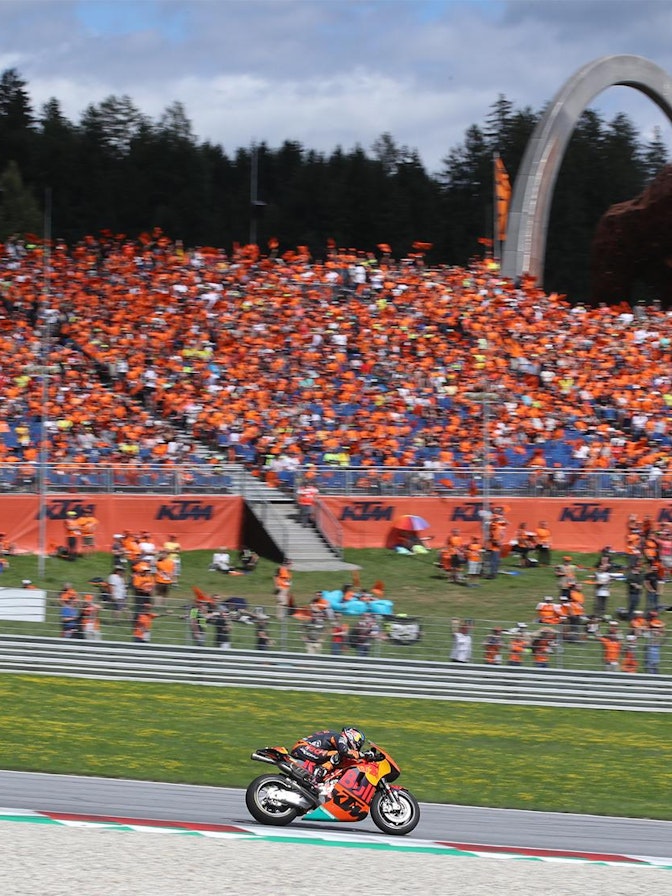 Bild: Für den MotoGP von Österreich in Spielberg realisierte NÜSSLI die Center-Tribüne mit über 8200 Plätzen sowie vier weitere Tribünenanlagen entlang der Rennstrecke. Bild: Für den MotoGP von Österreich in Spielberg realisierte NÜSSLI die Center-Tribüne mit über 8200 Plätzen sowie vier