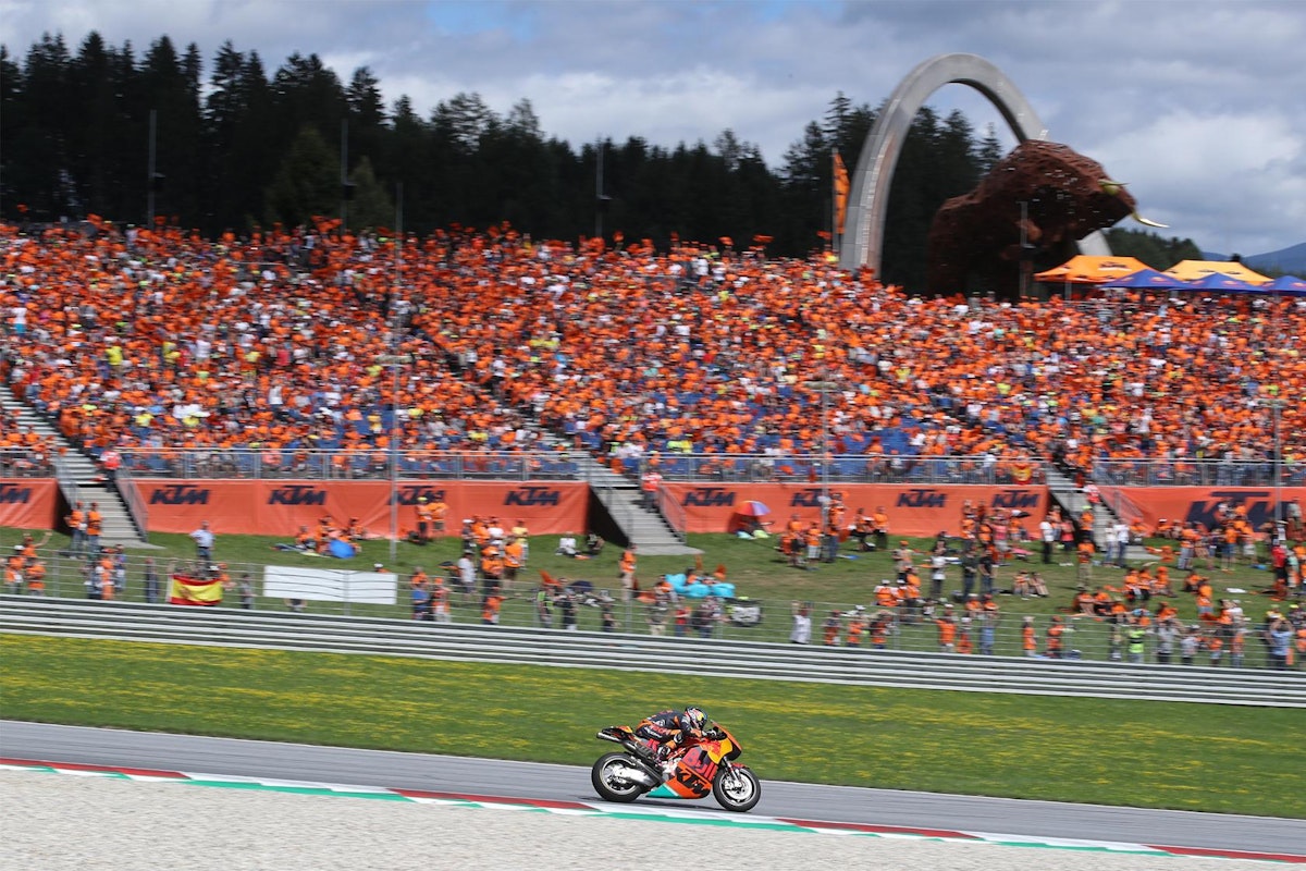 Imagen: Para el MotoGP de Spielberg, Austria, NUSSLI construyó la grada central con más de 8200 asientos, así como otras