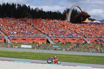 Imagen: Para el MotoGP de Spielberg, Austria, NUSSLI construyó la grada central con más de 8200 asientos, así como otras