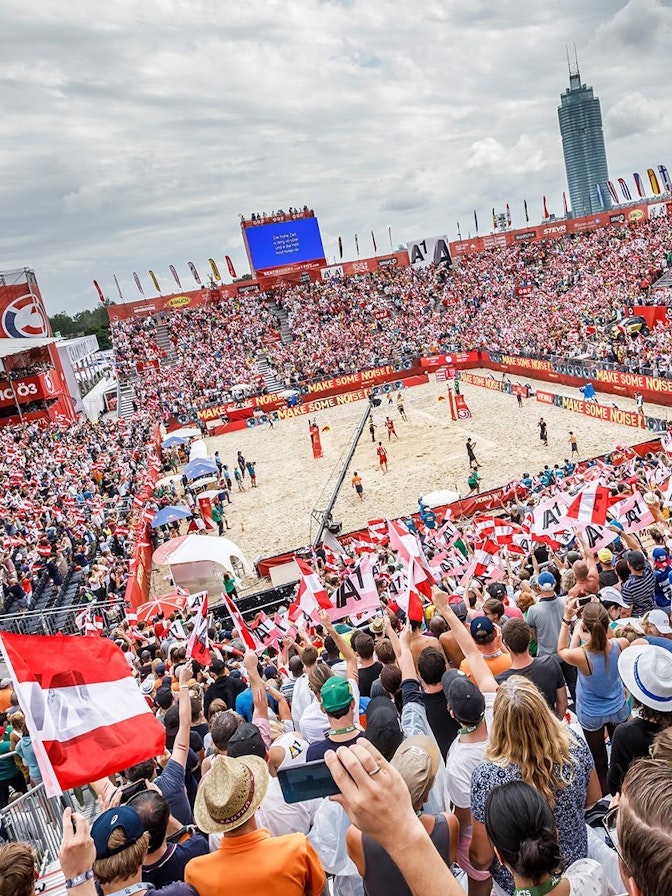 Bild: 10 000 Zuschauerplätze, davon 2000 überdachte VIP-Plätze enthält die Beach-Volleyball-Arena, die NÜSSLI für die Weltmeisterschaften in Wien aufstellte. Bild: 10 000 Zuschauerplätze, davon 2000 überdachte VIP-Plätze enthält die Beach-Volleyball-Arena, die NÜSSLI für die We