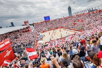 Bild: 10 000 Zuschauerplätze, davon 2000 überdachte VIP-Plätze enthält die Beach-Volleyball-Arena, die NÜSSLI für die We