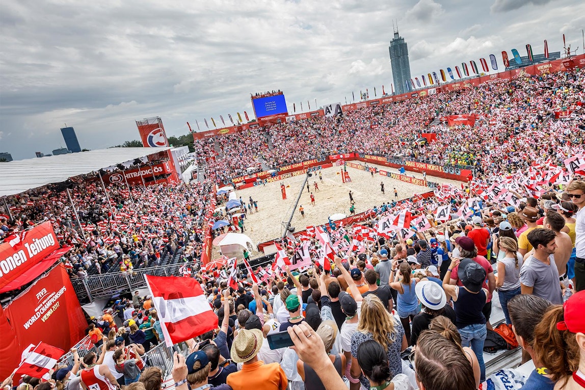 Bild: 10 000 Zuschauerplätze, davon 2000 überdachte VIP-Plätze enthält die Beach-Volleyball-Arena, die NÜSSLI für die We