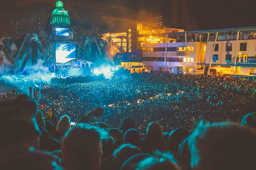Die Licht-, Pyrotechnik- und Lasershow liess die Bühne strahlen