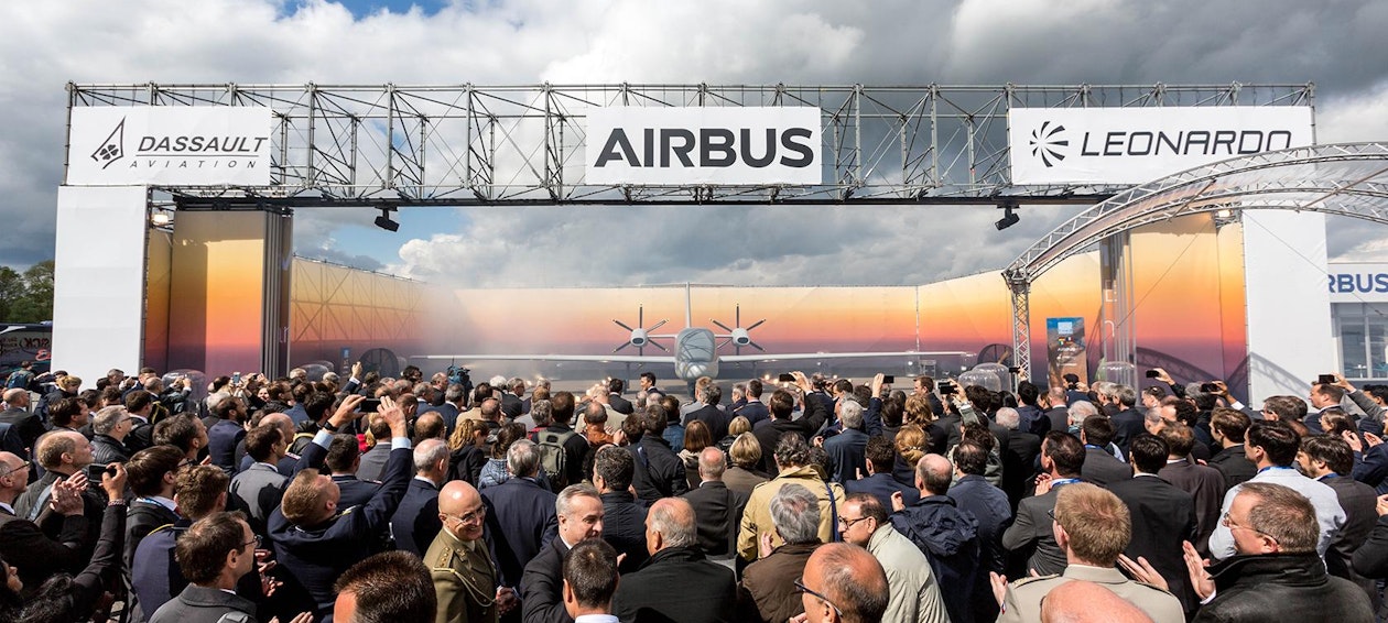 Bild: Für die Inszenierung des MALE RPAS errichtete NÜSSLI eine 32 x 24.5 Meter grosse Sonderkonstruktion in Form eines offenen Hangars. Bild: Für die Inszenierung des MALE RPAS errichtete NÜSSLI eine 32 x 24.5 Meter grosse Sonderkonstruktion in Form eines