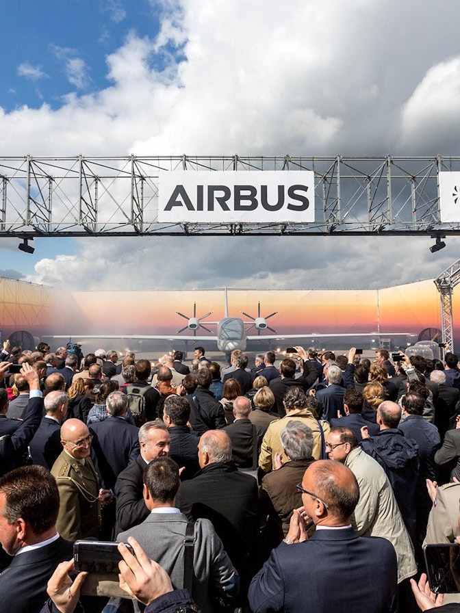 Bild: Für die Inszenierung des MALE RPAS errichtete NÜSSLI eine 32 x 24.5 Meter grosse Sonderkonstruktion in Form eines offenen Hangars. Bild: Für die Inszenierung des MALE RPAS errichtete NÜSSLI eine 32 x 24.5 Meter grosse Sonderkonstruktion in Form eines