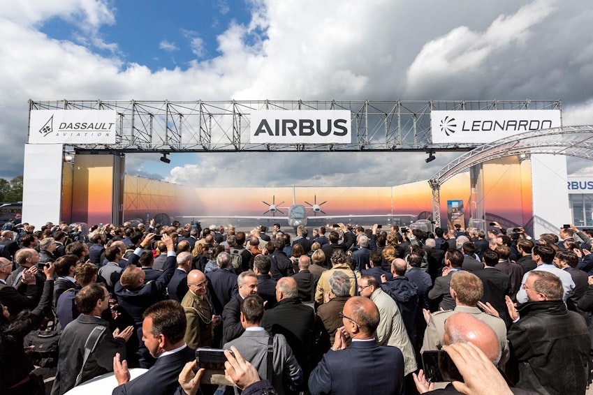 Bild: Für die Inszenierung des MALE RPAS errichtete NÜSSLI eine 32 x 24.5 Meter grosse Sonderkonstruktion in Form eines
