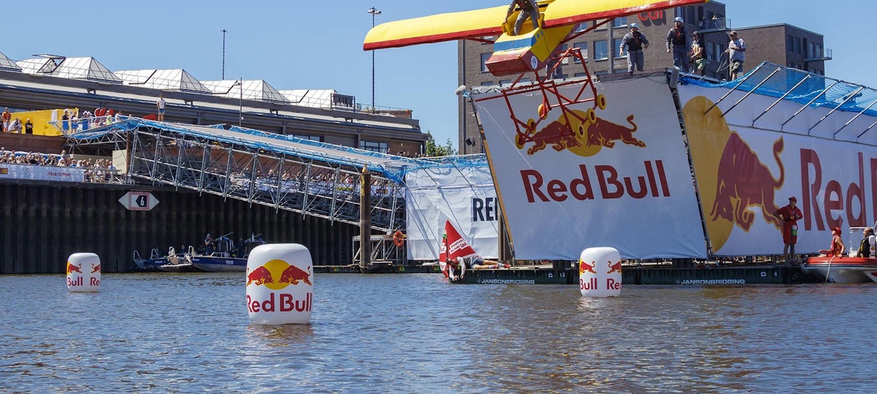 Für die tollkühnen Flieger am Red Bull Flugtag in Bremen errichtete NÜSSLI die Zugangsrampe und schwimmende Startbahn. Für die tollkühnen Flieger am Red Bull Flugtag in Bremen errichtete NÜSSLI die Zugangsrampe und schwimmende Startbahn.