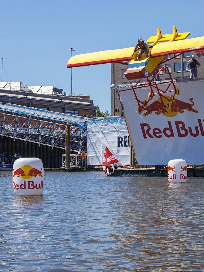 Para la edición de este año del Red Bull Flugtag en Bremen, NUSSLI construyó una plataforma flotante que se unía con un puente móvil de acceso al continente. Para la edición de este año del Red Bull Flugtag en Bremen, NUSSLI construyó una plataforma flotante que se unía con un