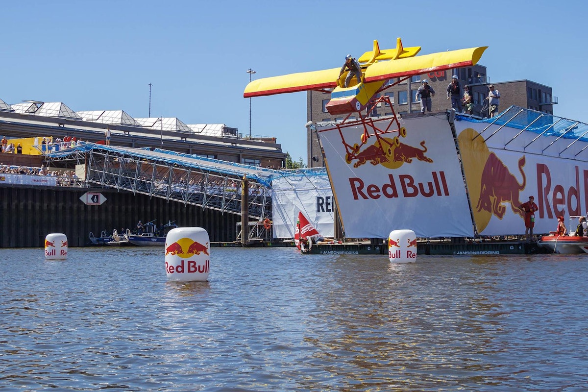 Für die tollkühnen Flieger am Red Bull Flugtag in Bremen errichtete NÜSSLI die Zugangsrampe und schwimmende Startbahn.