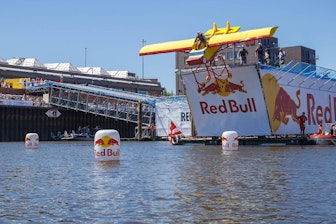 Für die tollkühnen Flieger am Red Bull Flugtag in Bremen errichtete NÜSSLI die Zugangsrampe und schwimmende Startbahn.