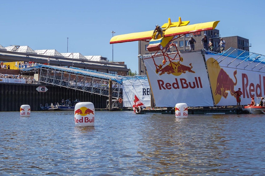 For this year's edition of the Red Bull Flugtag in Bremen, NUSSLI erected a floating platform which was connected to the