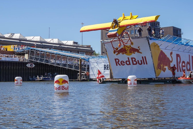 For this year's edition of the Red Bull Flugtag in Bremen, NUSSLI erected a floating platform which was connected to the