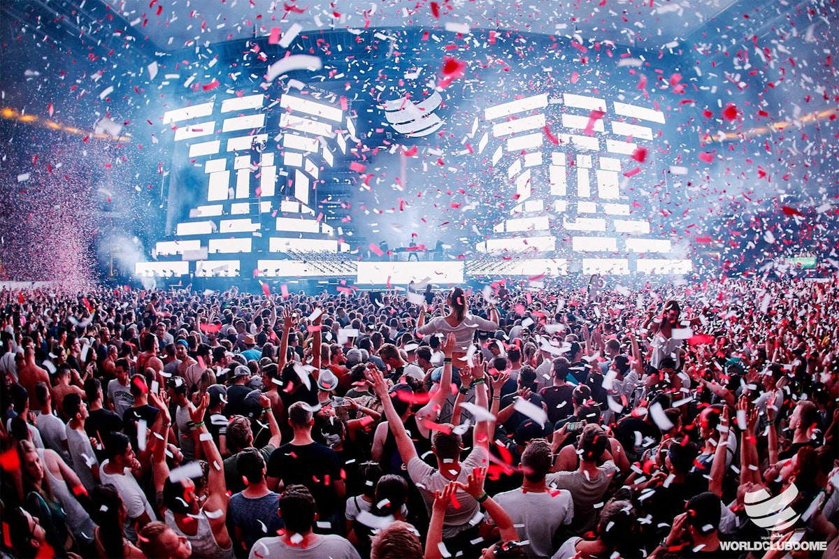 Bild: Die 20 Meter hohe und 60 Meter breite Mainstage erstreckte sich über die gesamte Stadionbreite.