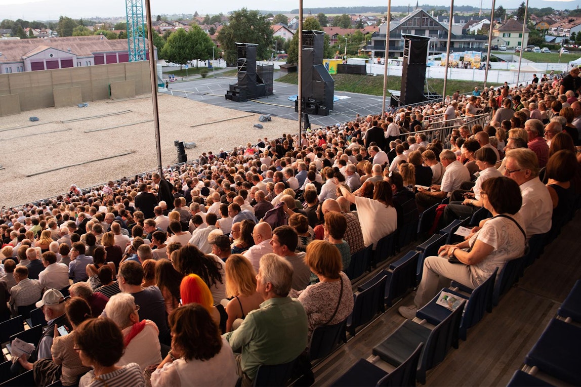 ictures of the rehearsals in front of the empty grandstand. On August 15, the grandstand was full with spectators.