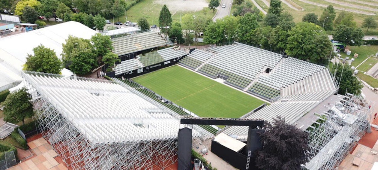 NUSSLI amplió la pista central del club de tenis Weissenhof con una grada premium. NUSSLI amplió la pista central del club de tenis Weissenhof con una grada premium.