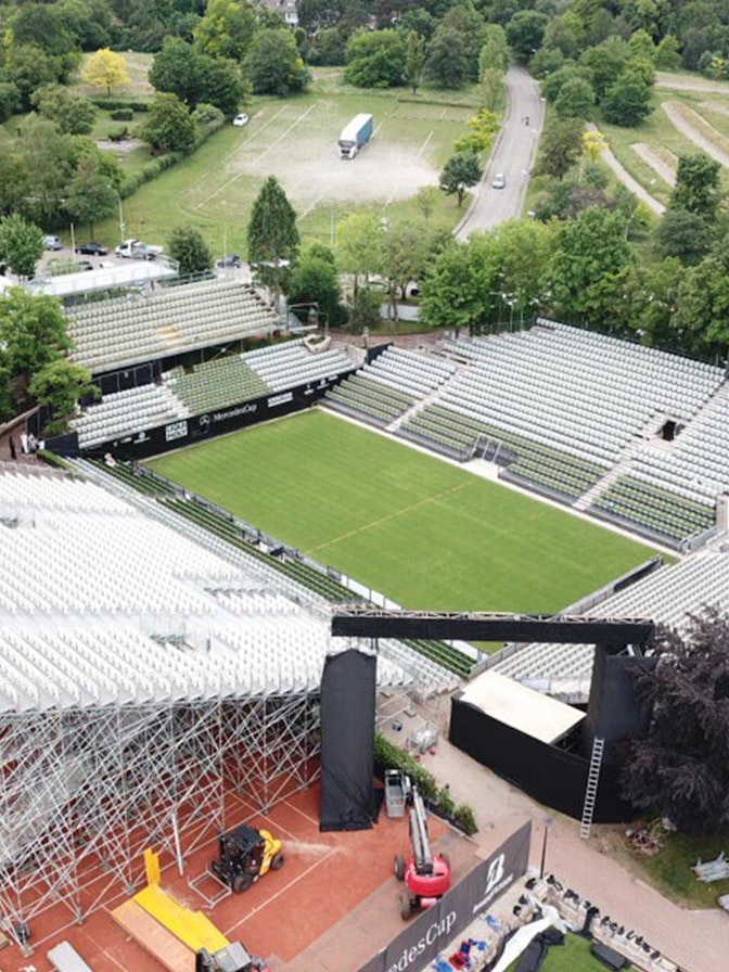 NUSSLI amplió la pista central del club de tenis Weissenhof con una grada premium. NUSSLI amplió la pista central del club de tenis Weissenhof con una grada premium.