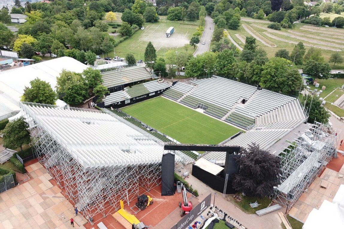 Bild: Für das Rasenturnier erweiterte NÜSSLI den Centre Court des Tennisclub Weissenhof mit einer Premium-Tribüne.