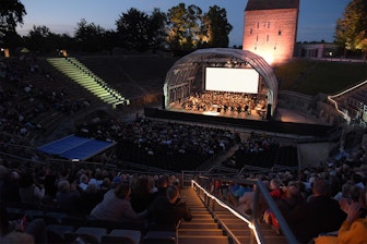 Die NÜSSLI Rundbogenbühne, mit transparenter Plane, fügte sich wunderbar in die antike Arena ein.