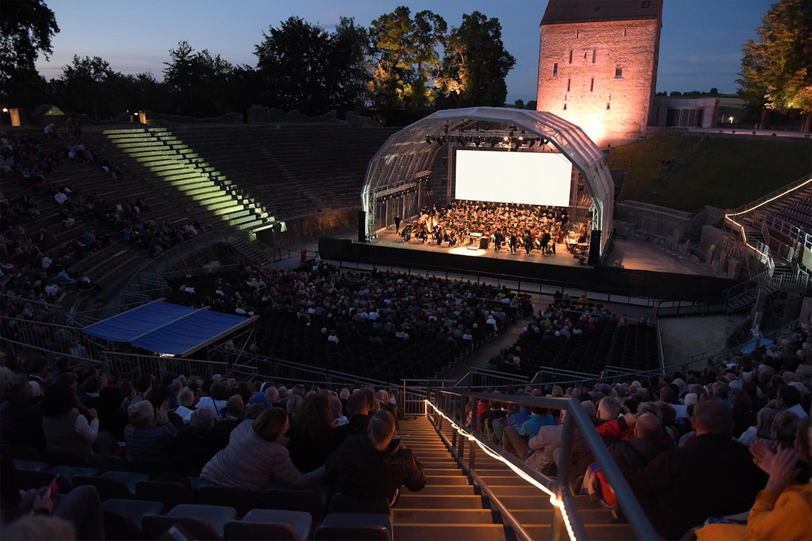 Die NÜSSLI Rundbogenbühne, mit transparenter Plane, fügte sich wunderbar in die antike Arena ein.