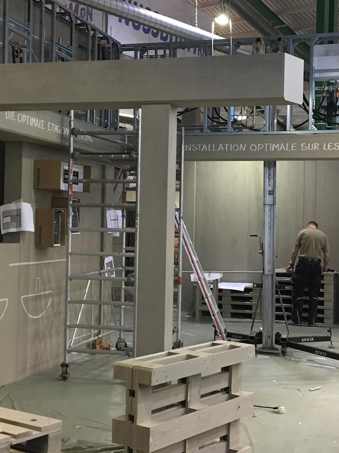 Bild: Detailgetreu präsentierte sich dem Messebesucher ein Wohnhaus im Rohbau; Boden, Wände, Handwerkerutensilien, Geräte und Kabel – alles Grau in Grau. Bild: Detailgetreu präsentiert sich dem Messebesucher ein Wohnhaus im Rohbau; Boden, Wände, Handwerkerutensilien, Geräte
