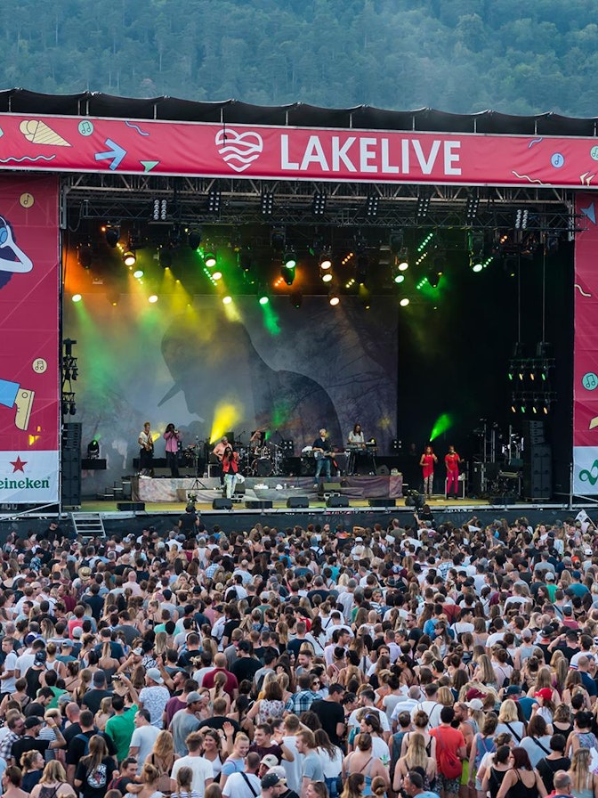 NUSSLI construyó para el festival el escenario de música y una grada doble con plataforma VIP en el medio. NUSSLI construyó para el festival el escenario de música y una grada doble con plataforma VIP en el medio.