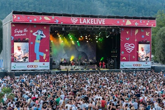 NUSSLI construyó para el festival el escenario de música y una grada doble con plataforma VIP en el medio.