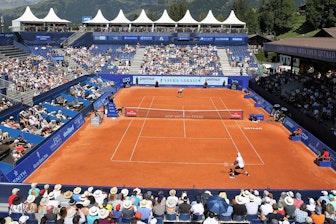 In einer Arena von NÜSSLI findet jedes Jahr seit 2007 das Tennisturnier Swiss Open Gstaad statt.