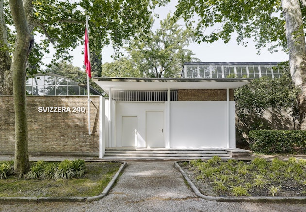 Pavillon suisse «Svizzera 240» avec façade d'entrée et drapeau suisse à la Biennale de Venise